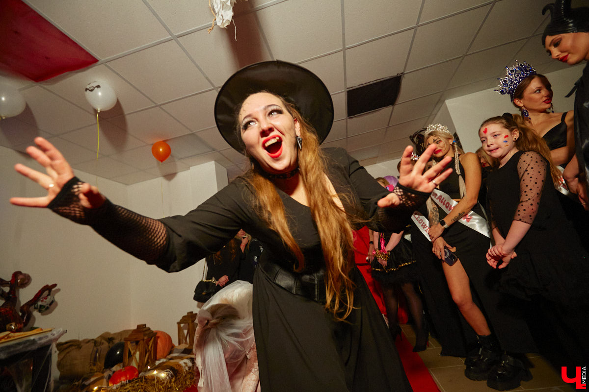 28 октября в Юрьевец со всего города слетелась нечистая сила. Притянула сказочных персонажей эксклюзивная вечеринка-дегустация в честь Хэллоуина. Все было пропитано духом праздника, начиная от лакомств в виде сырого мяса и заканчивая мрачной шоу-программой. «Ключ-Медиа» стал гостем этого ужасно вкусного и жутко интересного мероприятия.